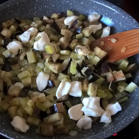 Krok 3 - Makaron z bakłażanem, serkiem topionym i świeżym oregano foto