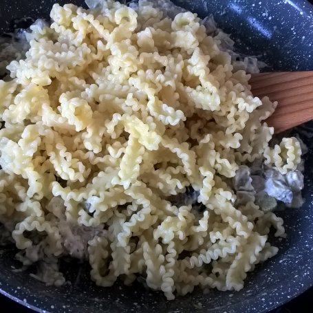 Krok 4 - Makaron z bakłażanem, serkiem topionym i świeżym oregano foto