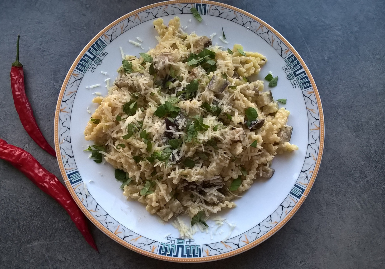 Makaron z bakłażanem, serkiem topionym i świeżym oregano foto