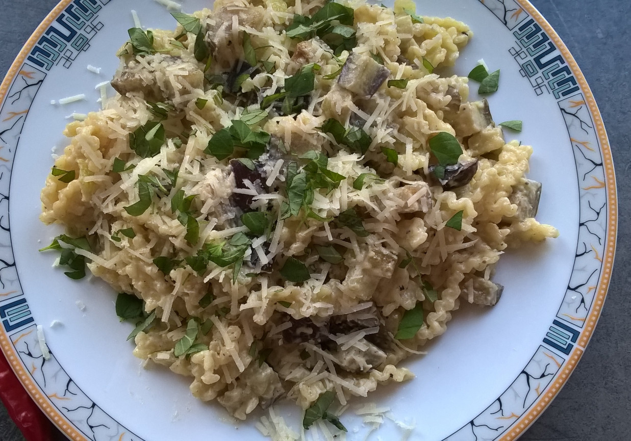 Makaron z bakłażanem, serkiem topionym i świeżym oregano foto