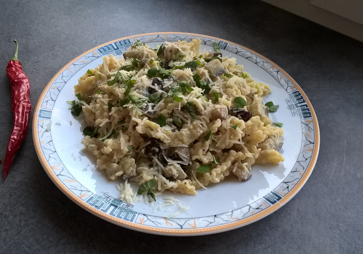 Makaron z bakłażanem, serkiem topionym i świeżym oregano foto