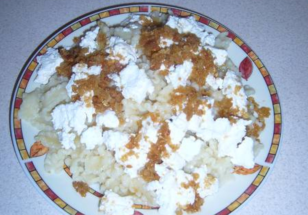 Makaron z białym serem i skwarkami. foto