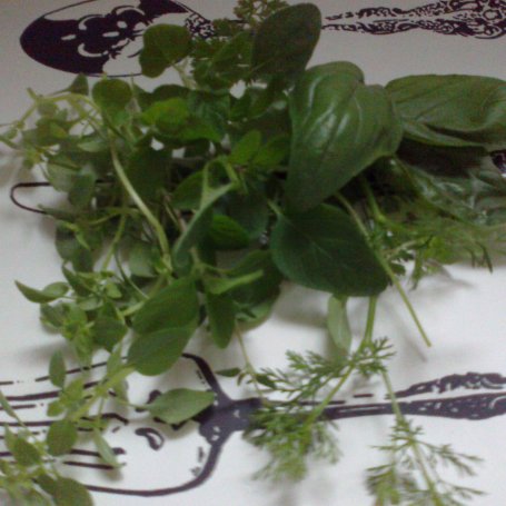 Krok 5 - makaron z boczkiem ,szpinakiem i świeżymi ziołami foto