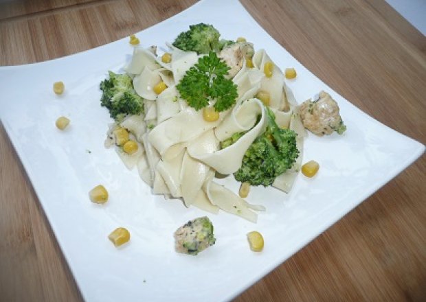 Fotografia przedstawiająca Makaron z brokułami i kurczakiem