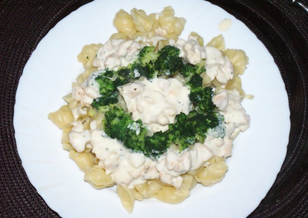 Fotografia przedstawiająca Makaron z brokułami i sosem serowym
