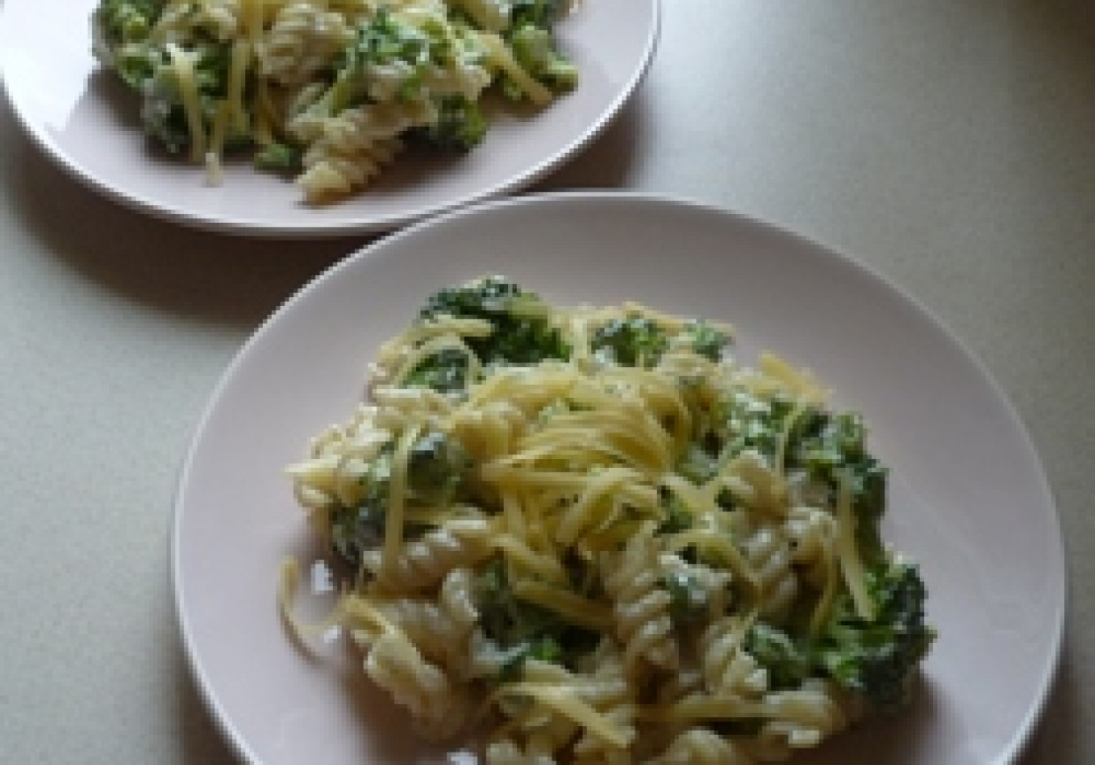 Makaron z brokułami foto