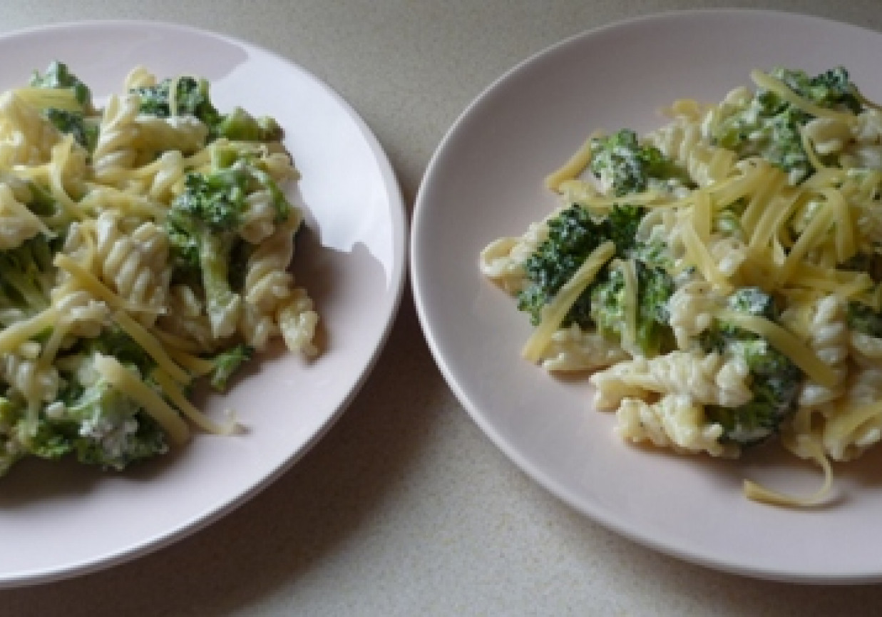 Makaron z brokułami foto