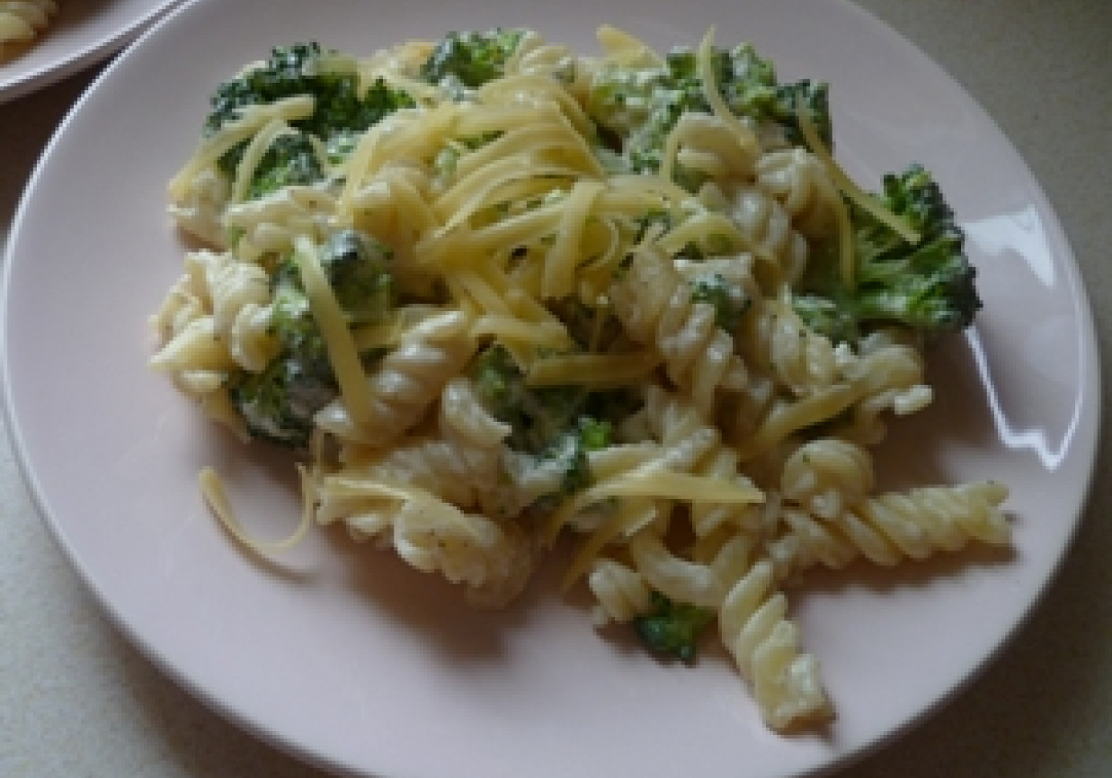 Makaron z brokułami foto