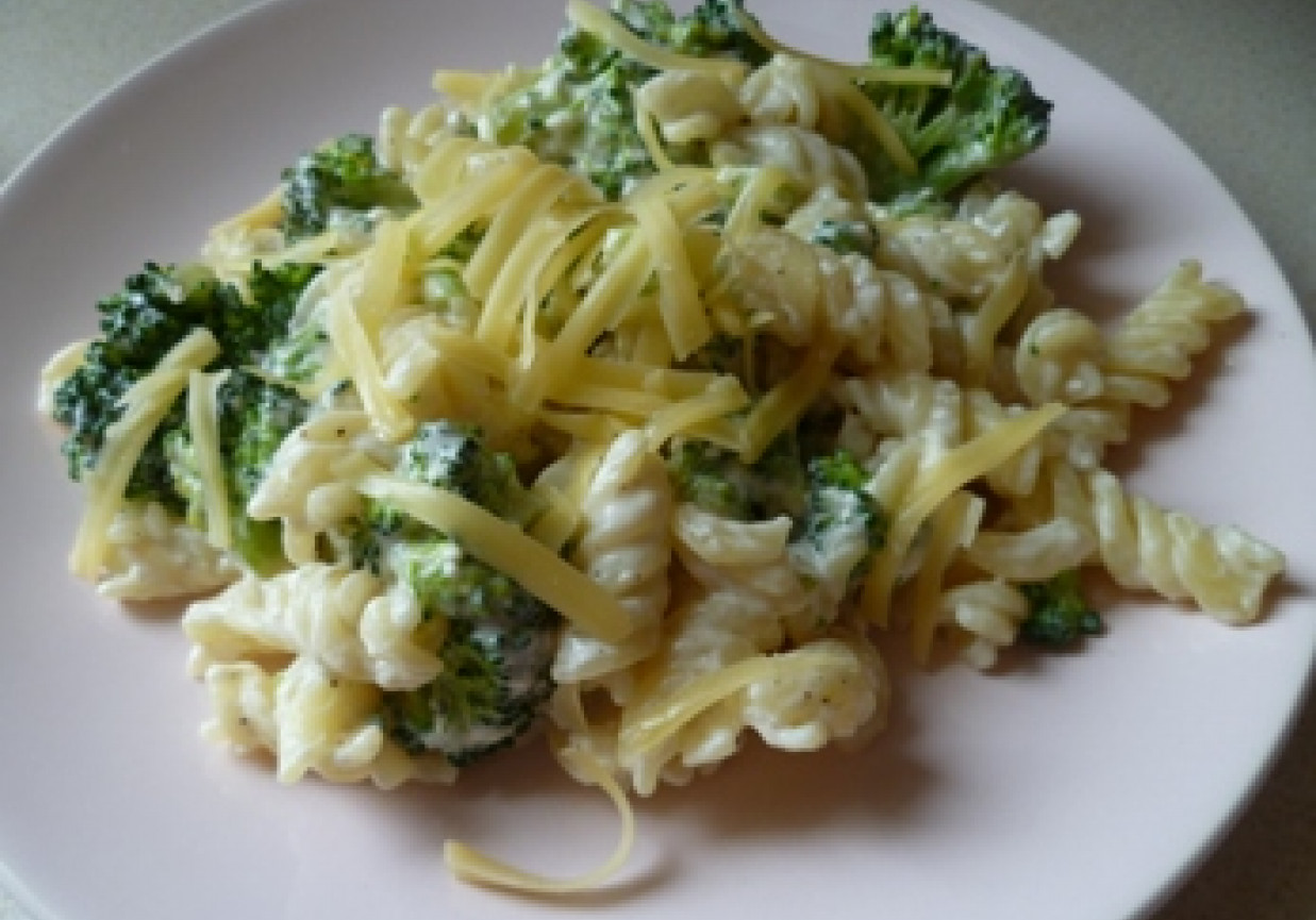 Makaron z brokułami foto