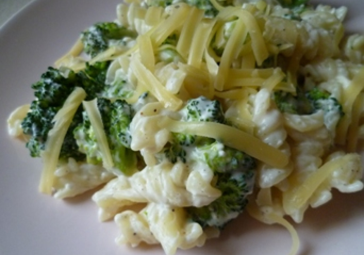 Makaron z brokułami foto