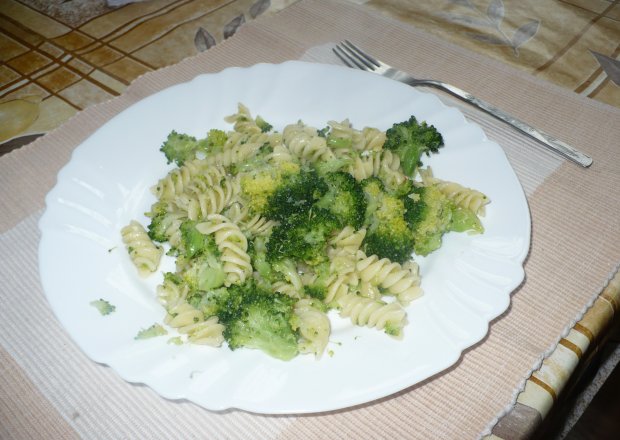 Fotografia przedstawiająca makaron z brokułami