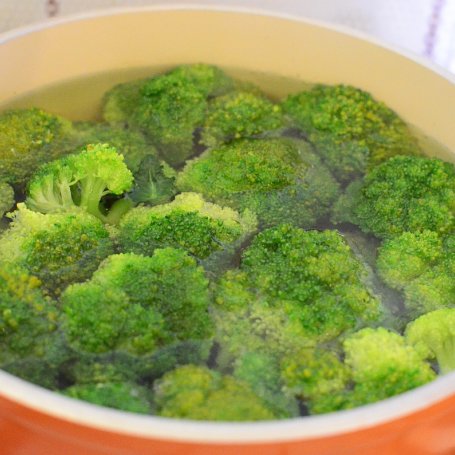 Krok 1 - Makaron z brokułem i cukinią w sosie serowo-śmietanowym foto