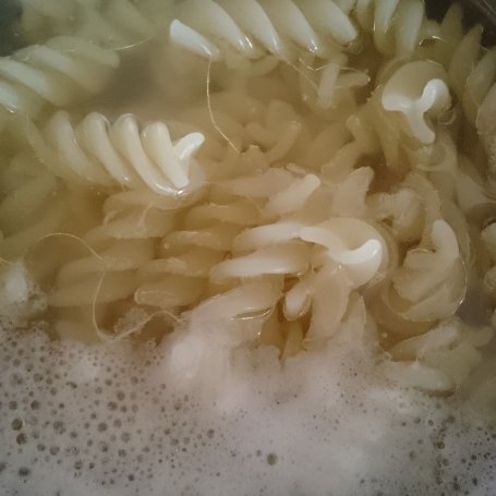 Krok 3 - Makaron z brokułem i kurczakiem w sosie śmietanowym i paprykowej nucie foto
