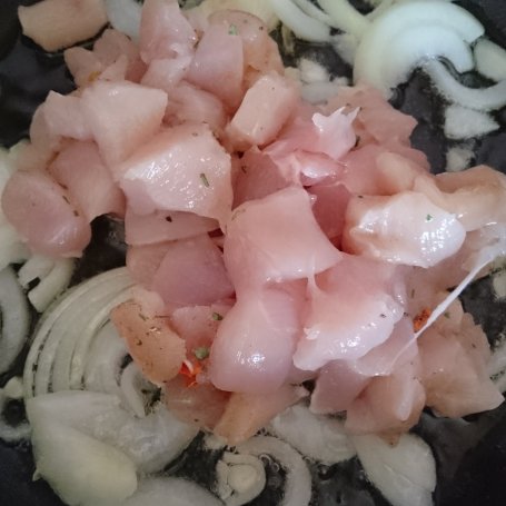 Krok 5 - Makaron z brokułem i kurczakiem w sosie śmietanowym i paprykowej nucie foto