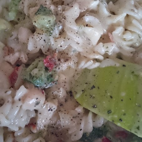 Krok 7 - Makaron z brokułem i kurczakiem w sosie śmietanowym i paprykowej nucie foto