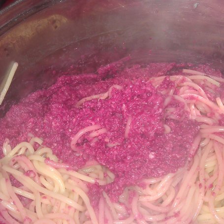 Krok 2 - makaron z buraczanym pesto foto