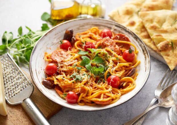 Fotografia przedstawiająca Makaron z chorizo i sosem pomidorowym