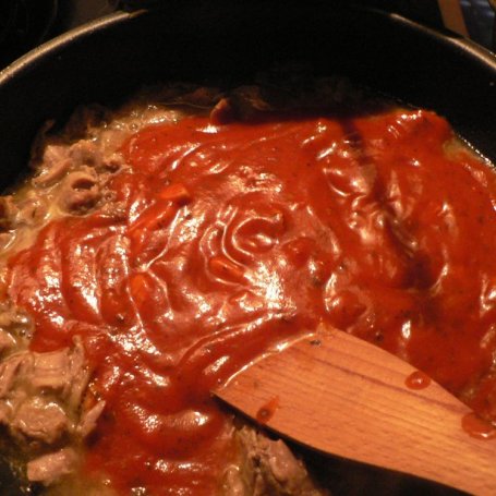 Krok 2 - Makaron z cielęciną w sosie pomidorowym foto