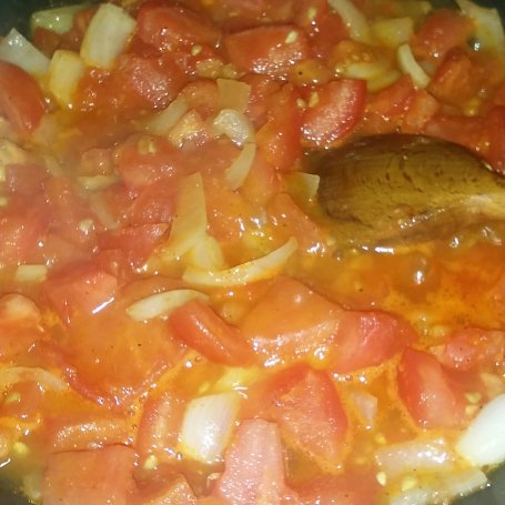 Krok 6 - Makaron z cukinią i kiełbasą w sosie pomidorowym  foto
