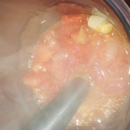 Krok 7 - Makaron z cukinią i kiełbasą w sosie pomidorowym  foto