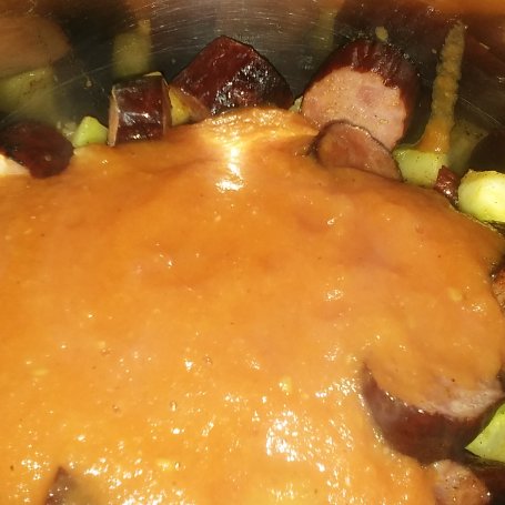 Krok 8 - Makaron z cukinią i kiełbasą w sosie pomidorowym  foto
