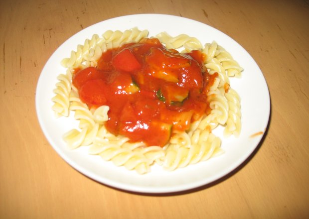 Fotografia przedstawiająca Makaron z cukinią i pomidorami
