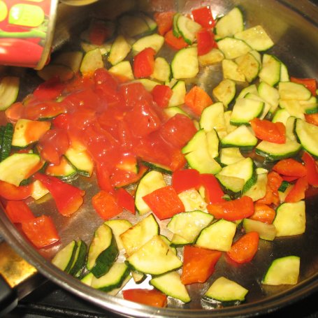 Krok 4 - Makaron z cukinią i pomidorami foto