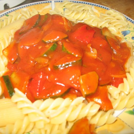 Krok 5 - Makaron z cukinią i pomidorami foto