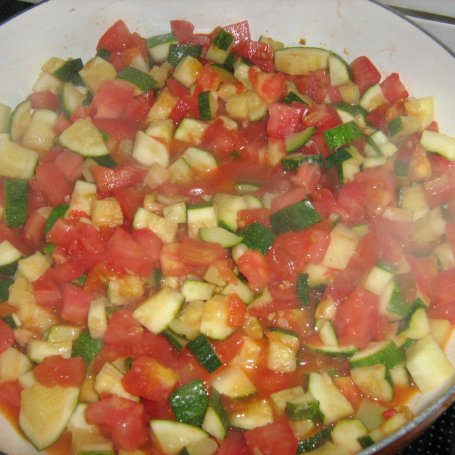 Krok 2 - makaron z cukinią, pomidorami i parmezanem foto