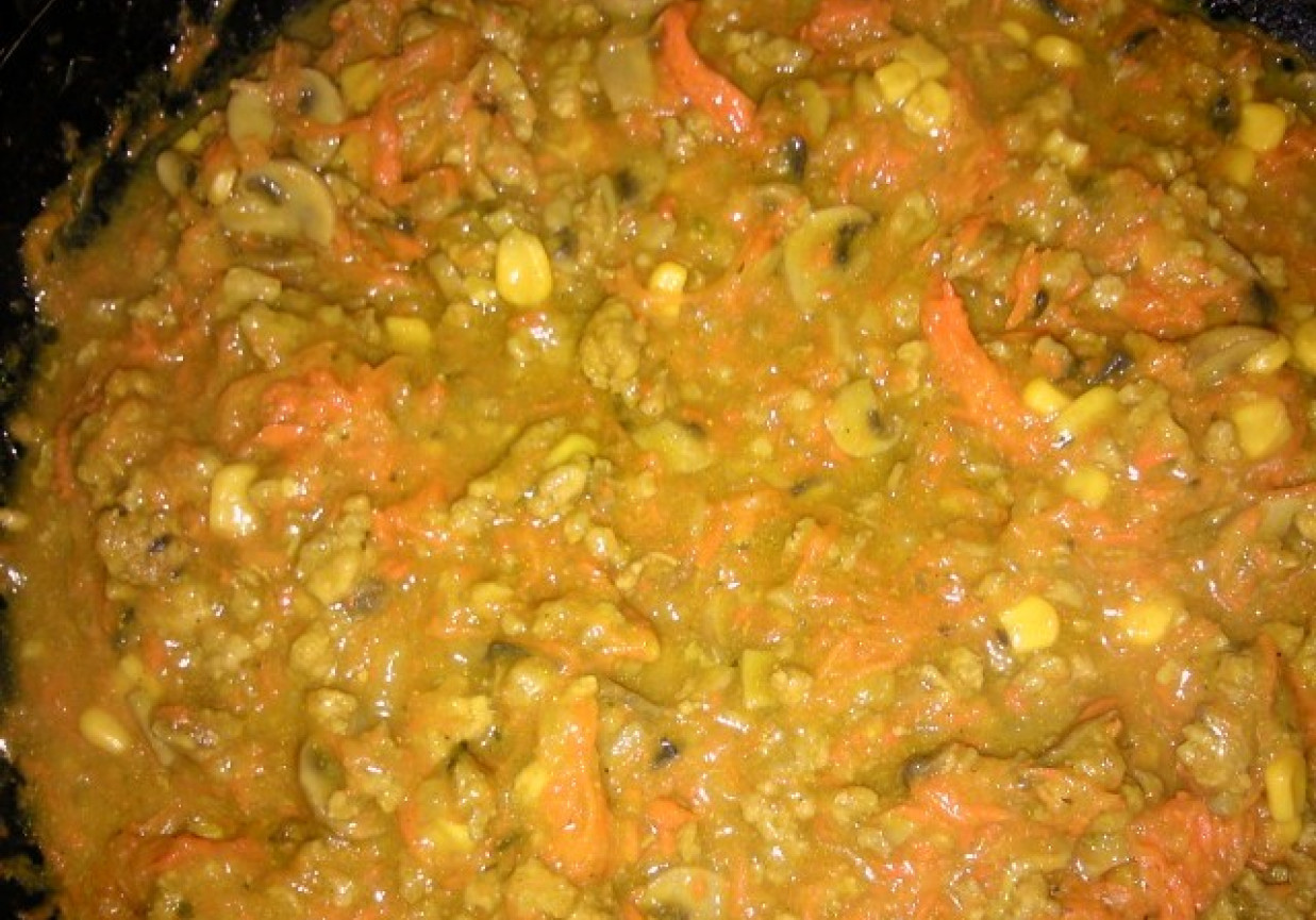 Makaron z curry i pieczarkami foto