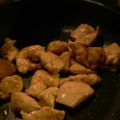 Krok 1 - Makaron z filetem z kurczaka w sosie paprykowym foto