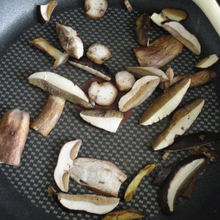 Krok 2 - Makaron z grzybami i sosem śmietanowym foto