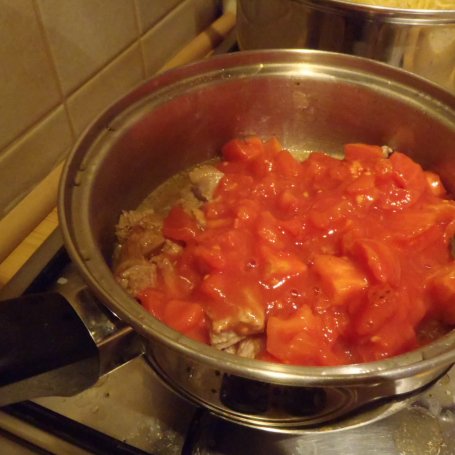 Krok 4 - Makaron z gulaszem drobiowym w sosie pomidorowym foto