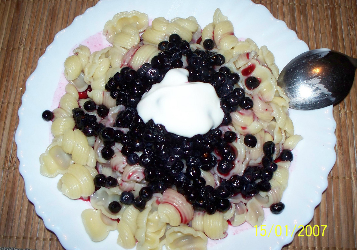 Makaron z jagodami foto