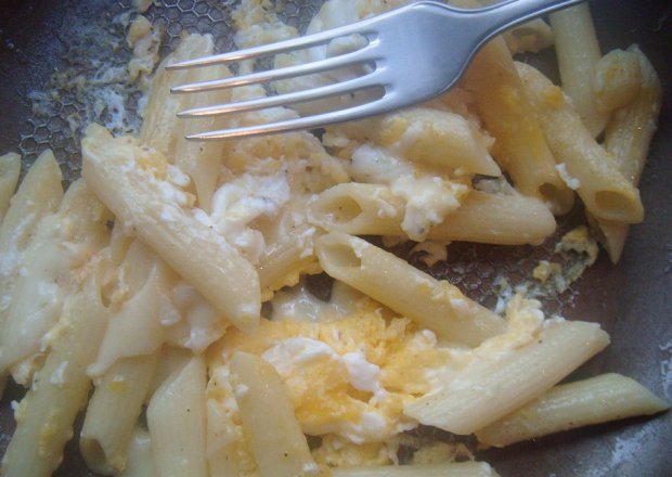 Fotografia przedstawiająca Makaron z jajkiem i serem mozzarella