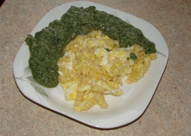 Fotografia przedstawiająca Makaron z jajkiem i szpinakiem