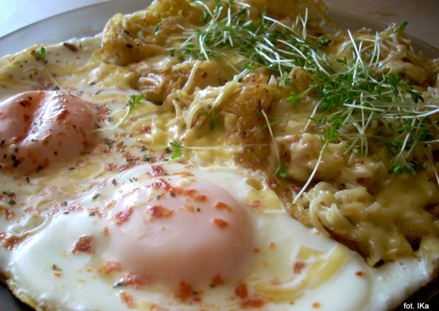 Fotografia przedstawiająca Makaron z jajkiem na kolację
