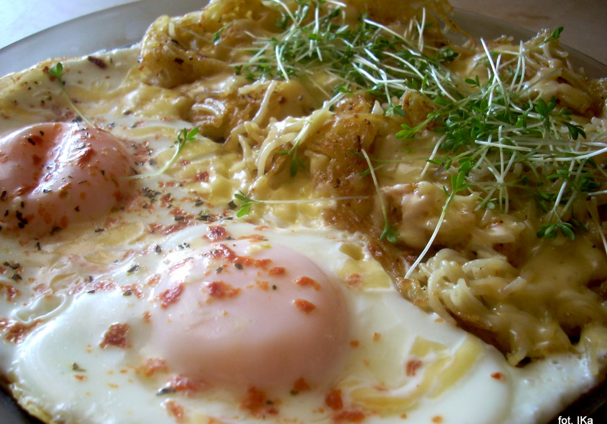 Makaron z jajkiem na kolację foto