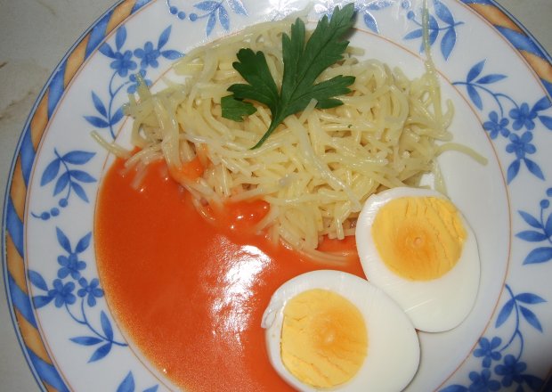 Fotografia przedstawiająca Makaron z jajkiem w sosie pomidorowym