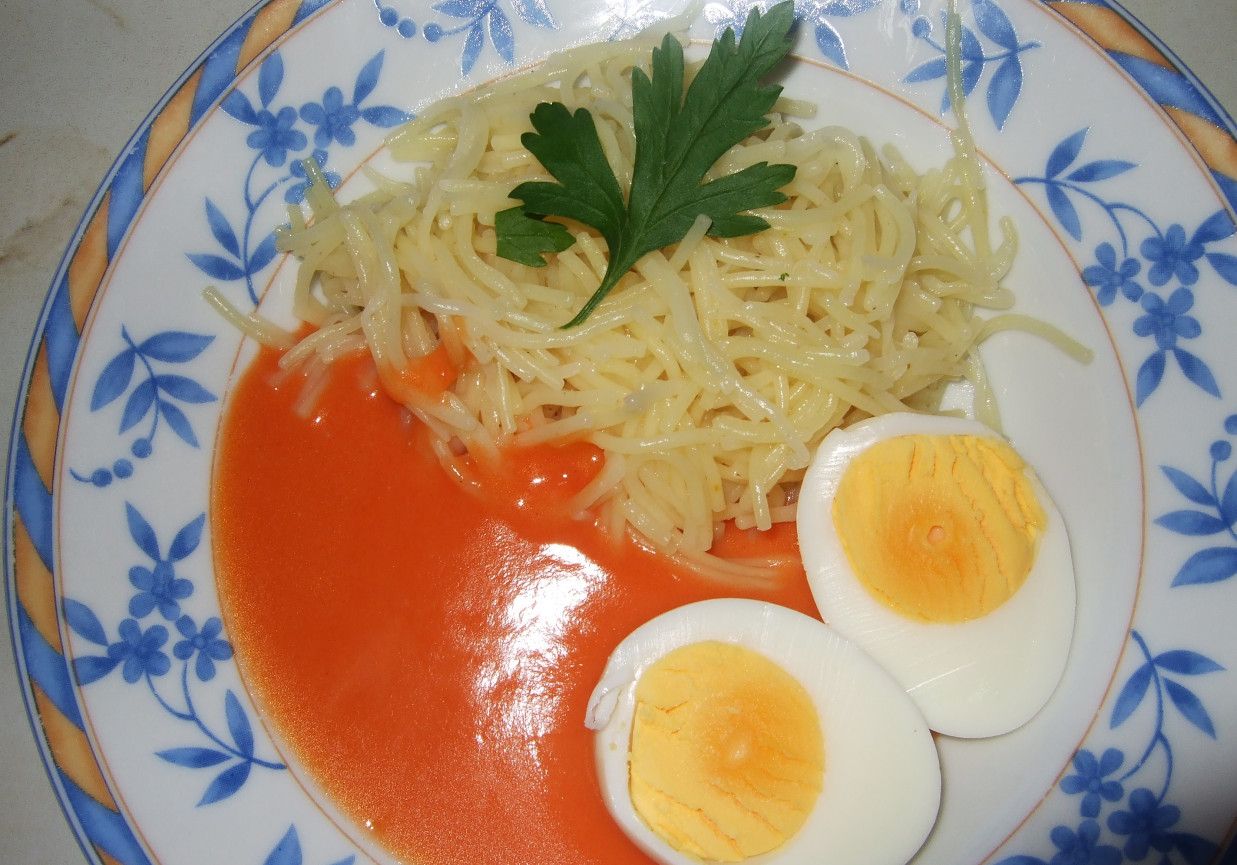 Makaron z jajkiem w sosie pomidorowym foto