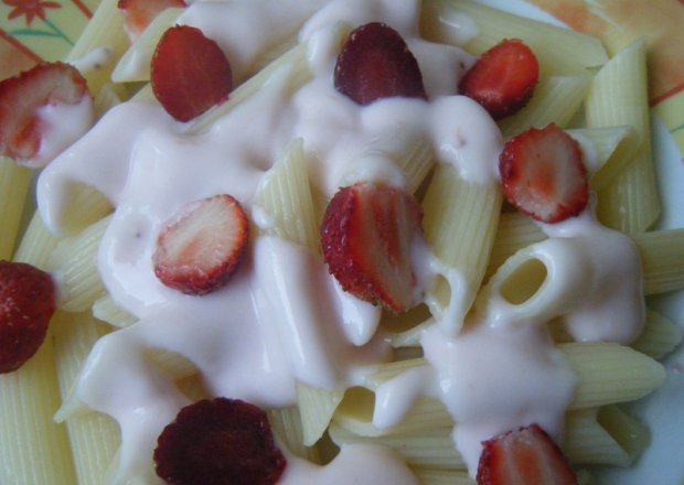 Fotografia przedstawiająca Makaron z jogurtem i truskawkami