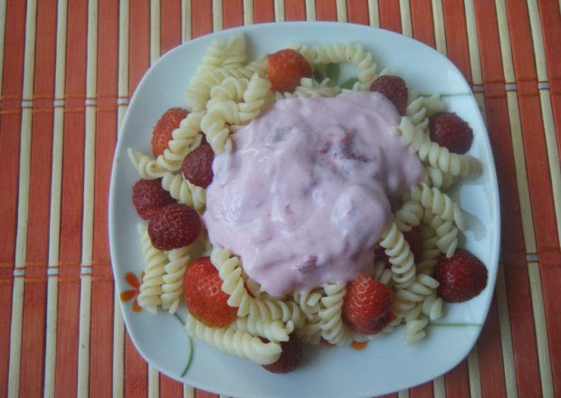 Fotografia przedstawiająca Makaron z jogurtem i truskawkami