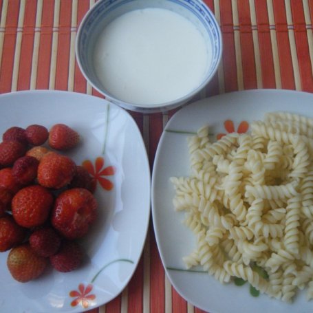 Krok 1 - Makaron z jogurtem i truskawkami foto