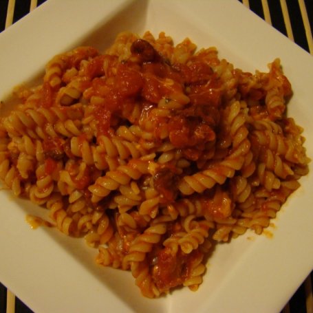 Krok 4 - Makaron z kabanosami i sosem pomidorowym foto