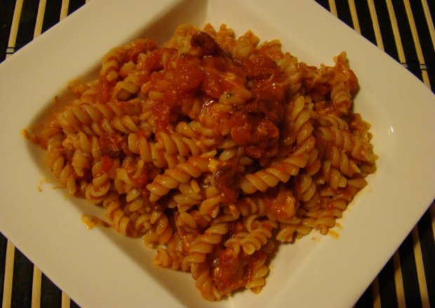 Fotografia przedstawiająca Makaron z kabanosami i sosem pomidorowym
