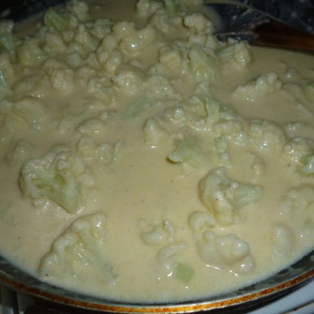 Krok 3 - Makaron z kalafiorem w sosie serowym i pistacjami foto