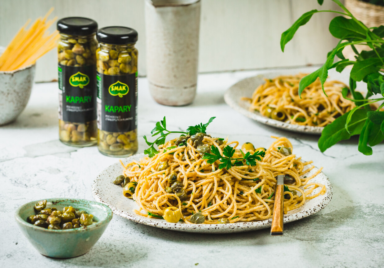 Makaron z kaparami i oliwkami foto
