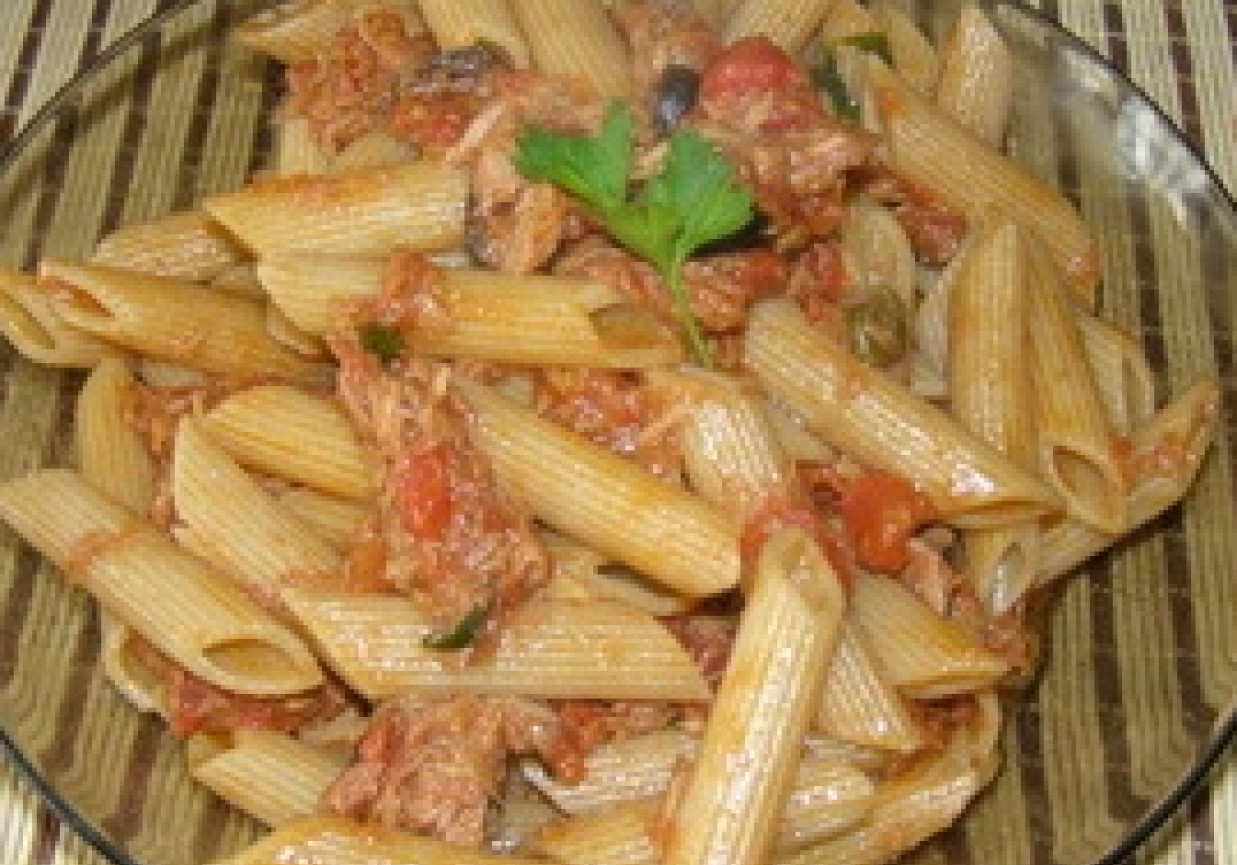 Makaron z kawałkami tuńczyka foto