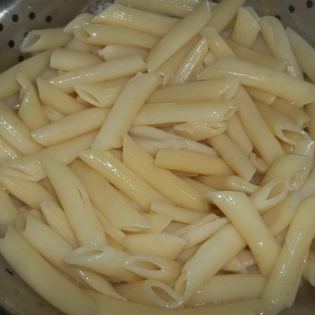Krok 1 - Makaron z kiełbasą w sosie serowym foto