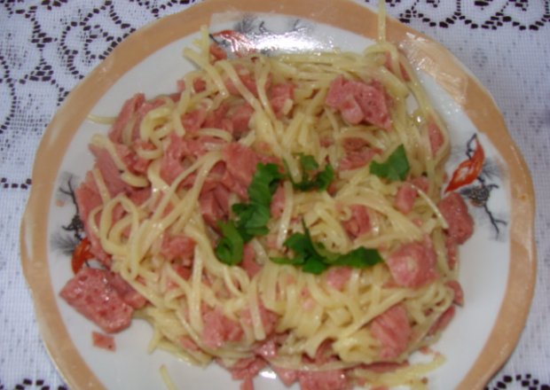 Fotografia przedstawiająca Makaron z konserwą mięsną